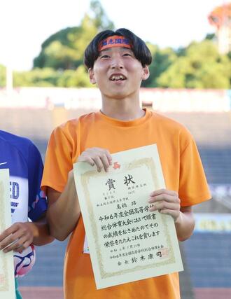 男子棒高跳び決勝　４メートル７０で８位入賞の髙橋路（開志国際）＝７月２９日、福岡市