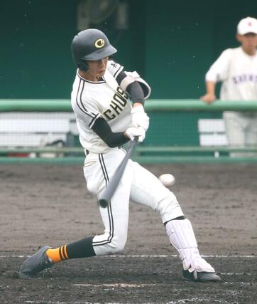 長岡商－新潟商　４回表、長岡商無死一塁、目黒愁汰が左中間に勝ち越しの二塁打を放ち３－２＝長岡市悠久山