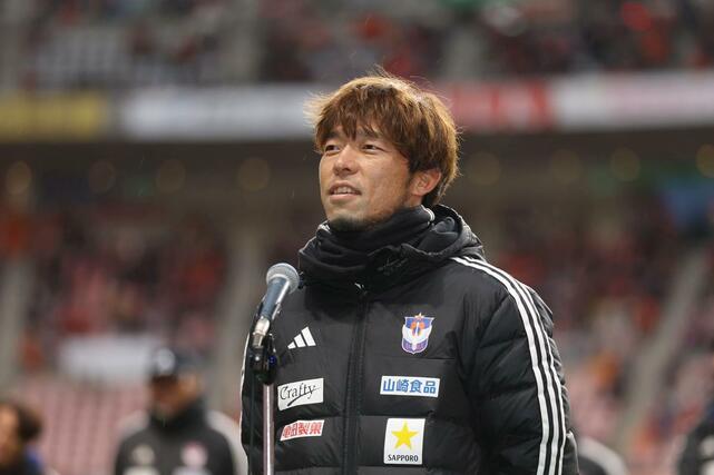 ホーム最終戦後、サポーターに退団のあいさつをするＦＷ鈴木孝司＝１１月３０日、デンカビッグスワン