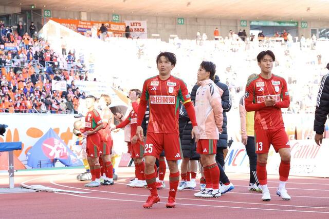試合終了後、スタンドにあいさつする主将の藤原奏哉（中央）ら＝ビッグスワン