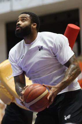 ホーム品川戦に向け調整するフェルプス=アオーレ長岡