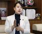自身の産休について報道各社の取材に応じる京都府八幡市の川田翔子市長=21日午後、市役所
