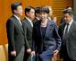 新内閣が発足し、記者会見に臨む高市首相(手前)=21日、首相官邸