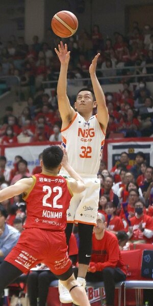 B3プレーオフ3位決定戦第2戦の岩手戦でシュートを打つ新潟の池田雄一=5月18日、盛岡タカヤアリーナ