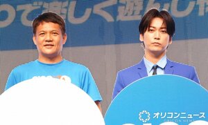 GiGO×亀梨和也 コラボキャンペーン発表会に登壇した(左から)GENDA GiGO Entertainment 代表取締役社長・二宮一浩氏、亀梨和也 (C)ORICON NewS inc.