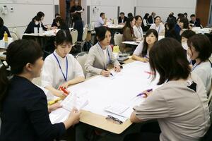 女性管理職らが自社の取り組みや課題を話し合った「次世代女性リーダー育成セミナー」=新潟市中央区