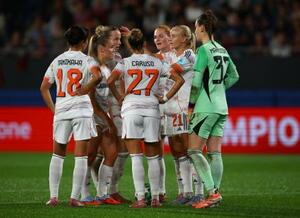 女子の欧州チャンピオンズリーグ1次リーグ、バルセロナ戦で相手ゴールに肩を落とす谷川萌々子(左)らバイエルン・ミュンヘンの選手たち=7日、バルセロナ(ロイター=共同)