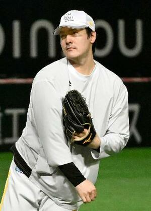 　キャッチボールするソフトバンク・有原＝みずほペイペイドーム