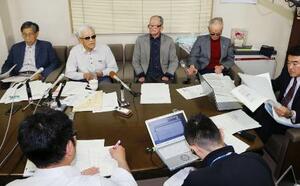 記者会見する志村康さん(左から2人目)ら=2016年4月25日、熊本県合志市
