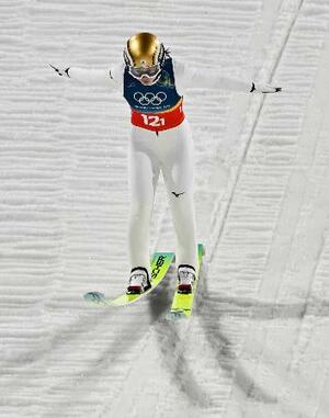 　混合団体　２回目の飛躍で着地を決める丸山希＝プレダッツォ（共同）