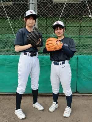 関根学園女子硬式野球部の宮﨑心奏さん（右）と鈴木祈里さん＝上越市大貫
