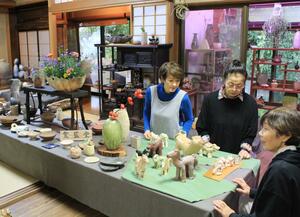 女性陶芸家8人の作品が並ぶ「私たちの器展」=燕市吉田