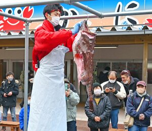 2023年の「あんこう祭り」で披露されたつるし切り=23年1月、糸魚川市のマリンドリーム能生