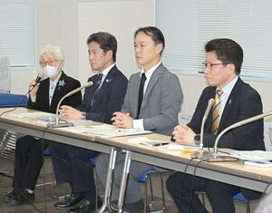 家族会と救う会の合同会議後、記者会見で語る横田早紀江さん(左)ら=2月16日、東京都港区