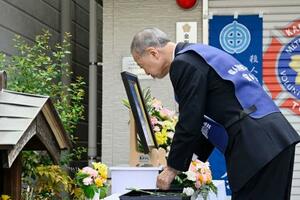 献花する小林順子さんの父賢二さん=9日午前、東京都葛飾区