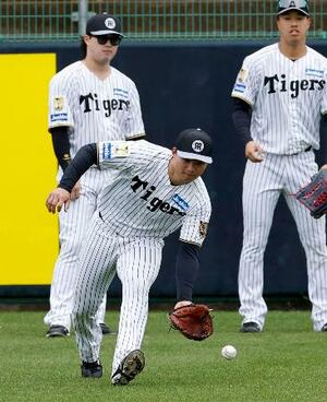 　守備練習する阪神・森下（手前）＝宜野座