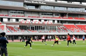 　建て替え工事が終わったパロマ瑞穂スタジアムで初練習するＪ１名古屋の選手たち