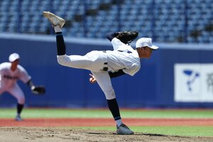 夏の県大会で力投する六日町の岡﨑來投手＝７月、エコスタ