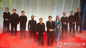 映画『新解釈・幕末伝』完成披露舞台あいさつに登壇した(左から)倉悠貴、小手伸也、松山ケンイチ、山田孝之、ムロツヨシ、佐藤二朗、広瀬アリス、渡部篤郎、勝地涼、福田雄一監督 (C)ORICON NewS inc.