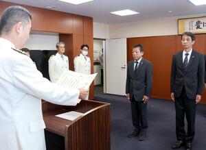 感謝状が贈られた海洋高校の小型実習船くびきの中村敏文船長(右)ら=新潟市中央区美咲町1