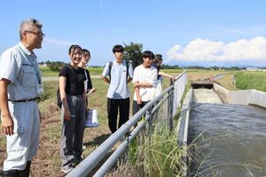 小水力発電の候補地、中江幹線用水路を見学する高田高の生徒たち=上越市板倉区