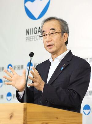 定例記者会見で記者の質問に答える花角英世知事=9月11日、県庁
