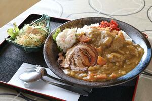 長岡市三島地域の割烹「鳥駒」の丸太カレー