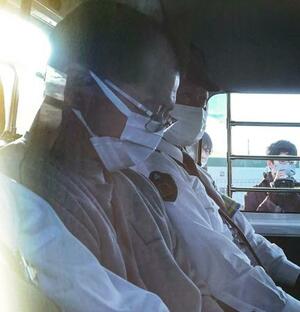 　送検される富田健一容疑者（手前）＝２日、群馬県警高崎北署