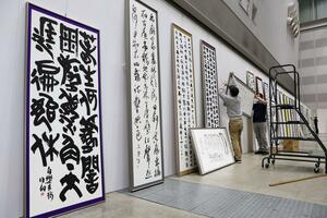 力作が並べられた県展新潟展の会場=5月22日、新潟市中央区