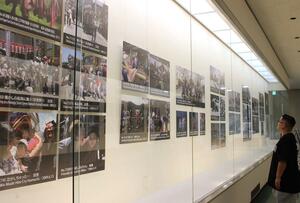 佐渡の祭りなどを写した作品が並ぶ上山益男さんの写真展=8月24日、新潟市中央区西船見町