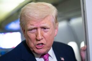 　専用機内で記者団に話すトランプ米大統領＝３月２９日（ゲッティ＝共同）