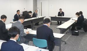 東中学校と第五中学校の統合計画を了承した総合教育会議=1月16日、柏崎市役所