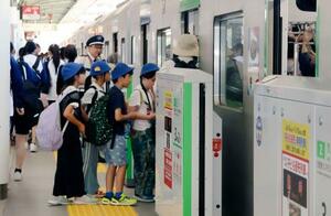 大阪・関西万博の会場に向かうため、大阪メトロ中央線の車両に乗り込む大阪市立三先小の児童ら=5月、大阪市港区
