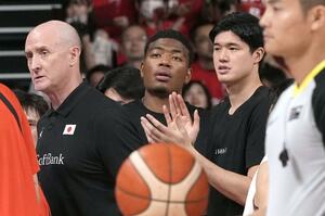 日本-韓国 第1クオーターを終え、選手を迎える(左から)ホーバス監督、八村、渡辺雄=有明アリーナ