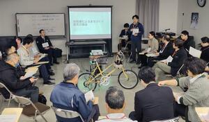 自転車によるまちづくりをテーマにした意見交換会=佐渡市千種