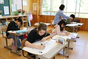 運動会のポスターを作る山古志小学校の児童=長岡市山古志竹沢