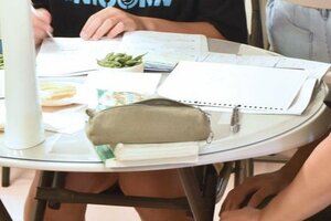 教会では、夏休み最後の追い込みで勉強する中学生らの姿が見られた。高校生や学生がサポートした=長岡市学校町1