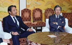 8日、会談に臨む立憲民主党の安住幹事長(右)と国民民主党の榛葉幹事長=国会