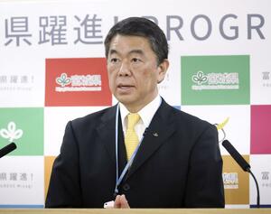 記者会見する全国知事会長の村井嘉浩宮城県知事=4月8日、宮城県庁