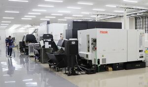 増築したミズホ五泉工場。今後も新たな工作機械の導入を予定している=五泉市