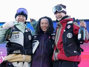 男子ハーフパイプで優勝した平野歩夢（中央）。右は３位の山田琉聖、左は２位の戸塚優斗＝張家口・密苑（共同）