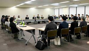 　２０２６年度の最低賃金改定を巡る議論が始まった厚労省の審議会＝２６日午前、東京・霞が関