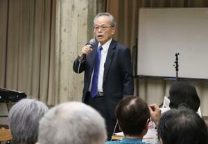 　核拡散防止条約再検討会議の報告会で話す被団協代表理事の松浦秀人さん＝３０日午後、松山市