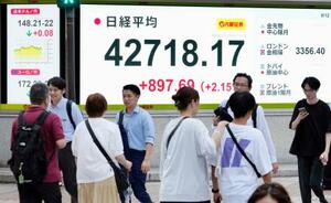 日経平均株価の終値を示すボード。約1年1カ月ぶりに史上最高値を更新した=12日午後、東京都中央区