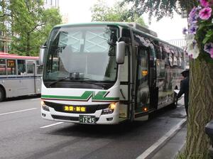 新潟交通が運行する新潟-東京線の高速バス=新潟市中央区東大通