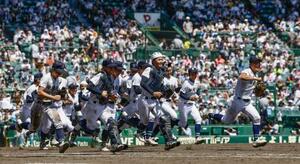 山梨学院に勝利し、駆け出す沖縄尚学ナイン=甲子園