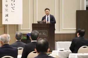 外国人材の活用について話す里見誠氏＝１５日、新潟市中央区