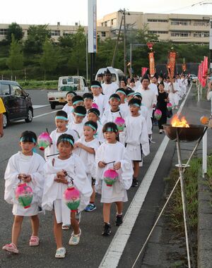 石油を天皇に献上した故事を再現した「草生水まつり」=新潟県柏崎市西山町坂田