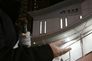 　ＪＲ放出駅前で政策を訴える衆院選の候補者＝１月、大阪市鶴見区