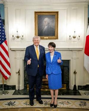 　記念撮影に応じるトランプ米大統領（左）と高市首相（ホワイトハウスのホームページから）